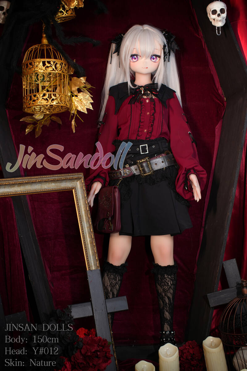 Lovedoll Y012 in vollständigem Gothic-Look mit silbernen Haaren