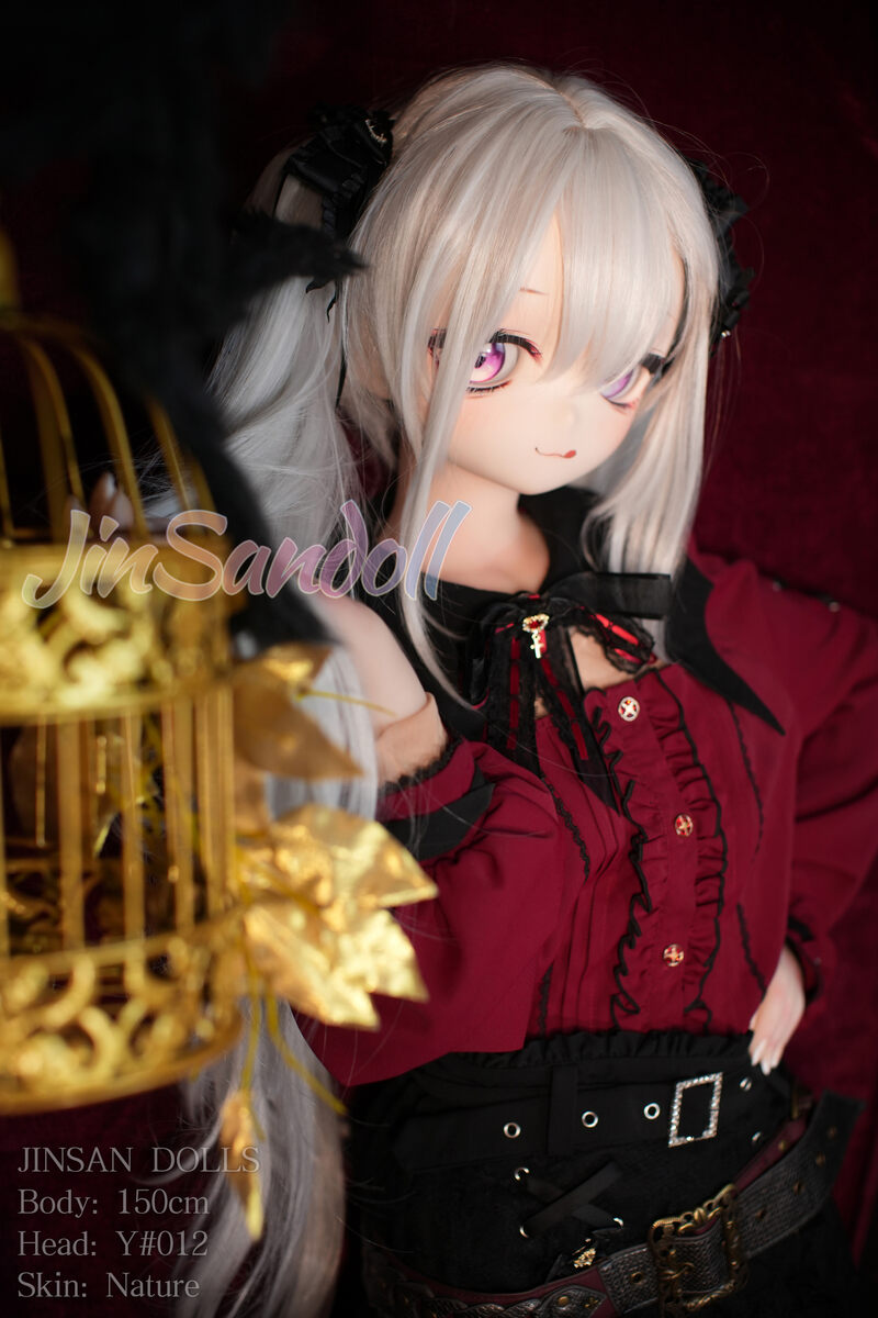 Nahaufnahme von Y012 mit violetten Anime-Augen
