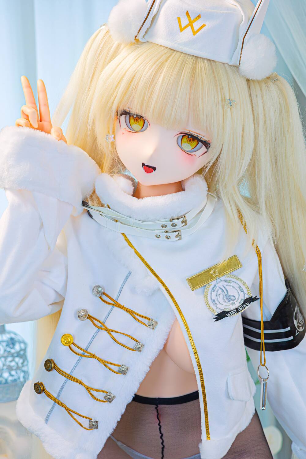 Anime-Sexpuppe Y020 mit langen blonden Zöpfen und weißer Cosplay-Uniform