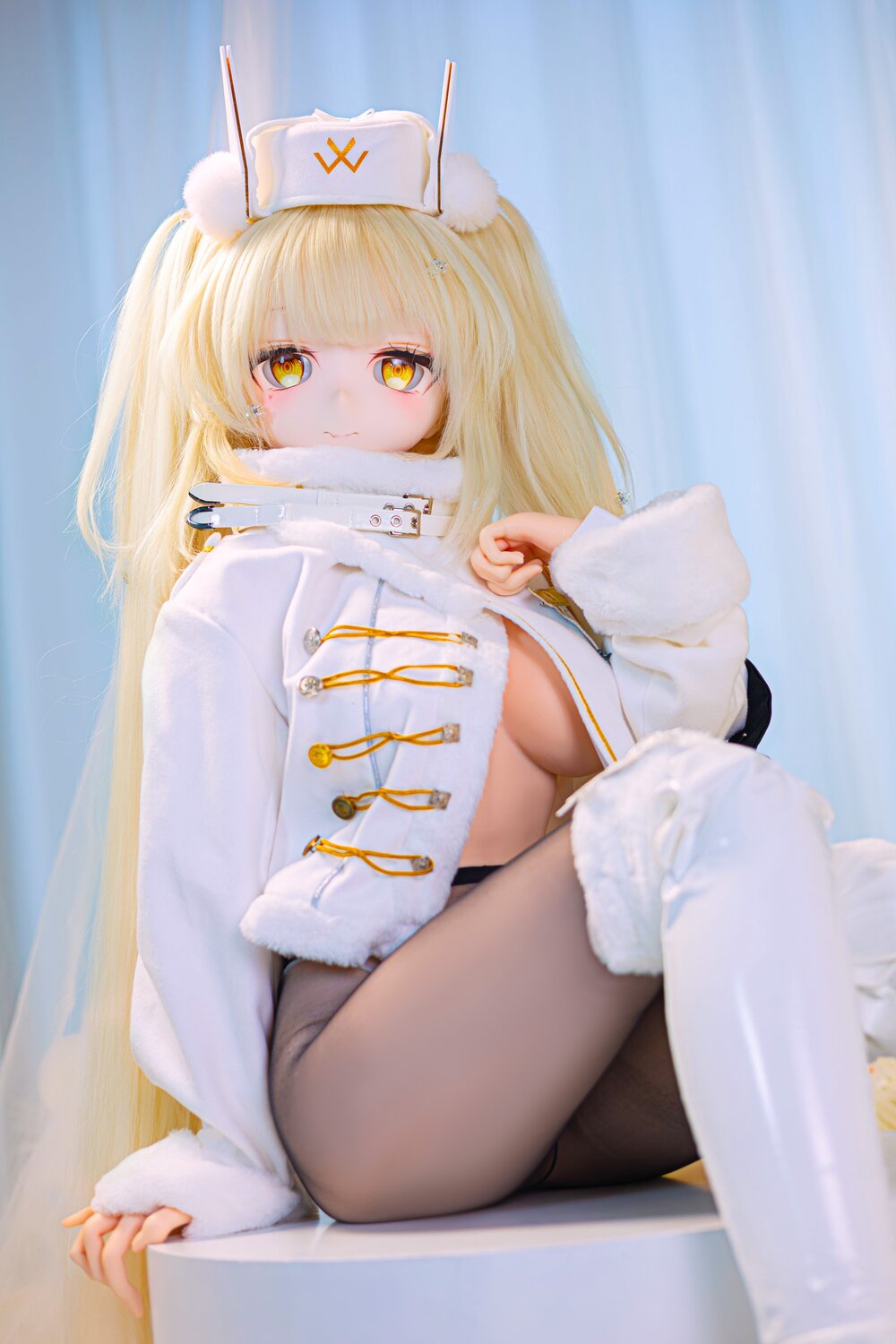 Lovedoll Y020 in entspannter Sitzhaltung mit weißem Cosplay-Kostüm
