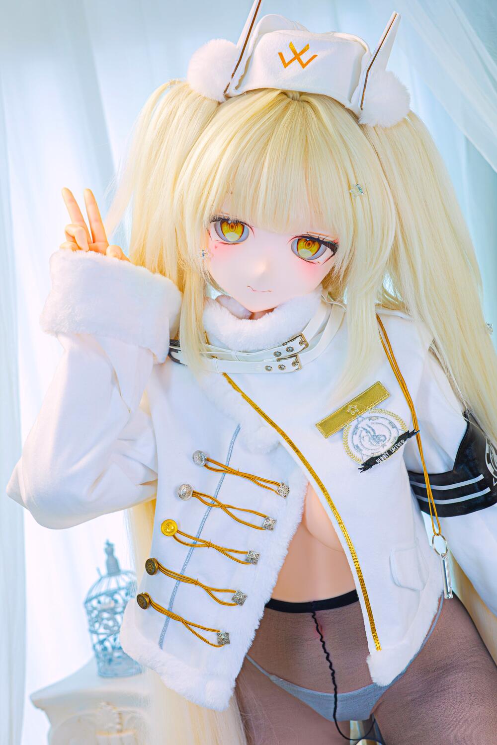 Liebespuppen Y020 in weißer Uniform mit detailreichem Gesicht und natürlicher Pose