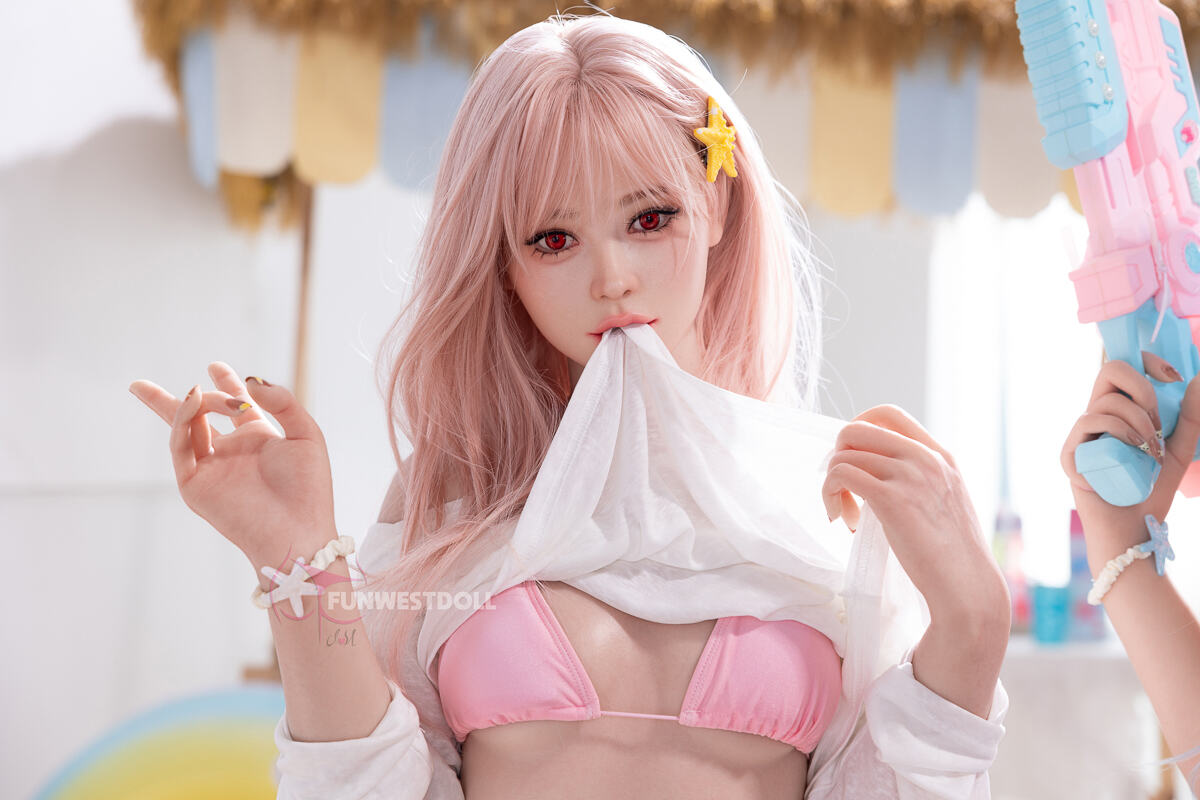 sexdoll mit einem weißen Oberteil und rosa Bikini