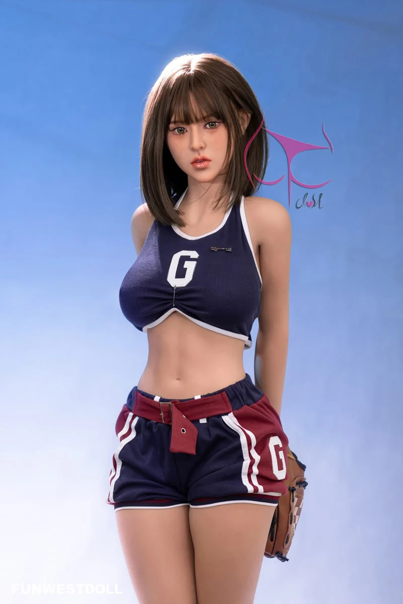 Real Doll Darlene im Baseball-Outfit mit sportlicher Figur und kurzem braunem Haar