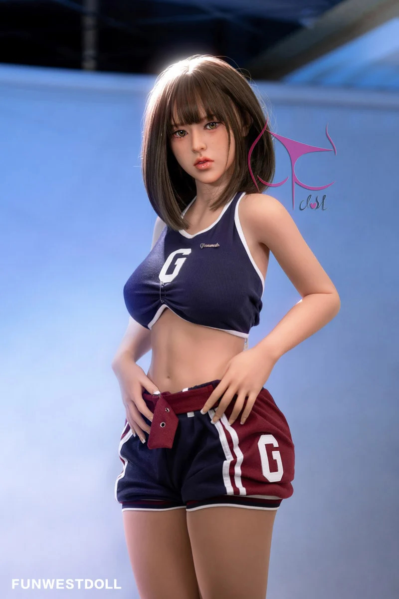 Realistische Liebespuppe Darlene in enger Baseball-Uniform mit natürlicher Ausstrahlung