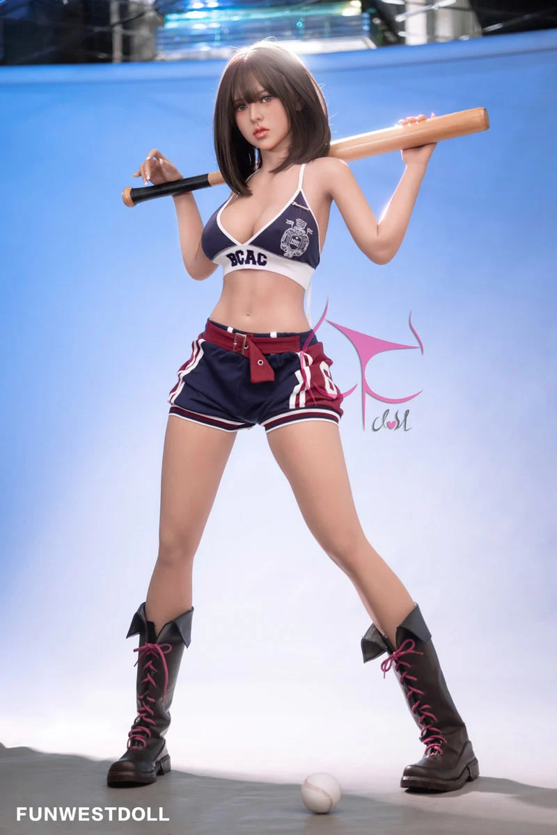 Attraktive Lovedoll Darlene mit Baseballschläger und sportlicher Pose