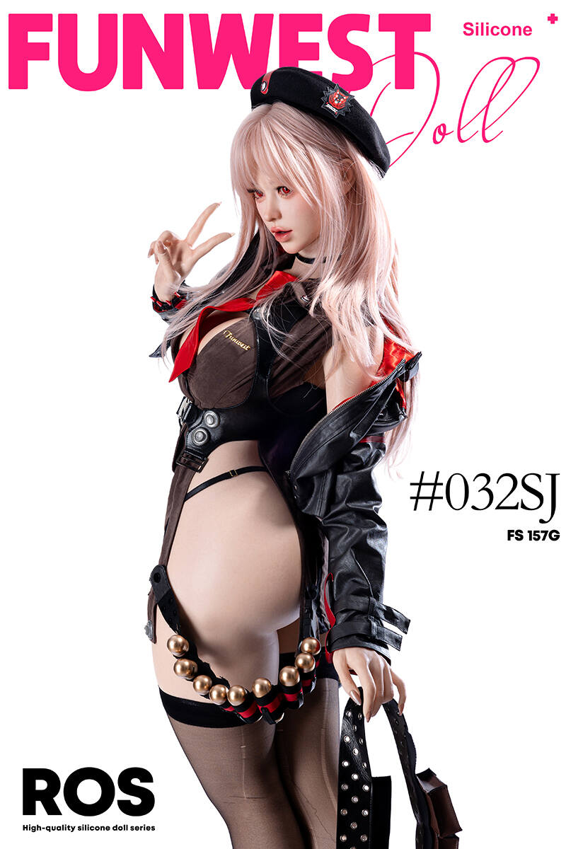 Sex doll Elena in verführerischer Pose, als Agentin in High Heels und Lederjacke