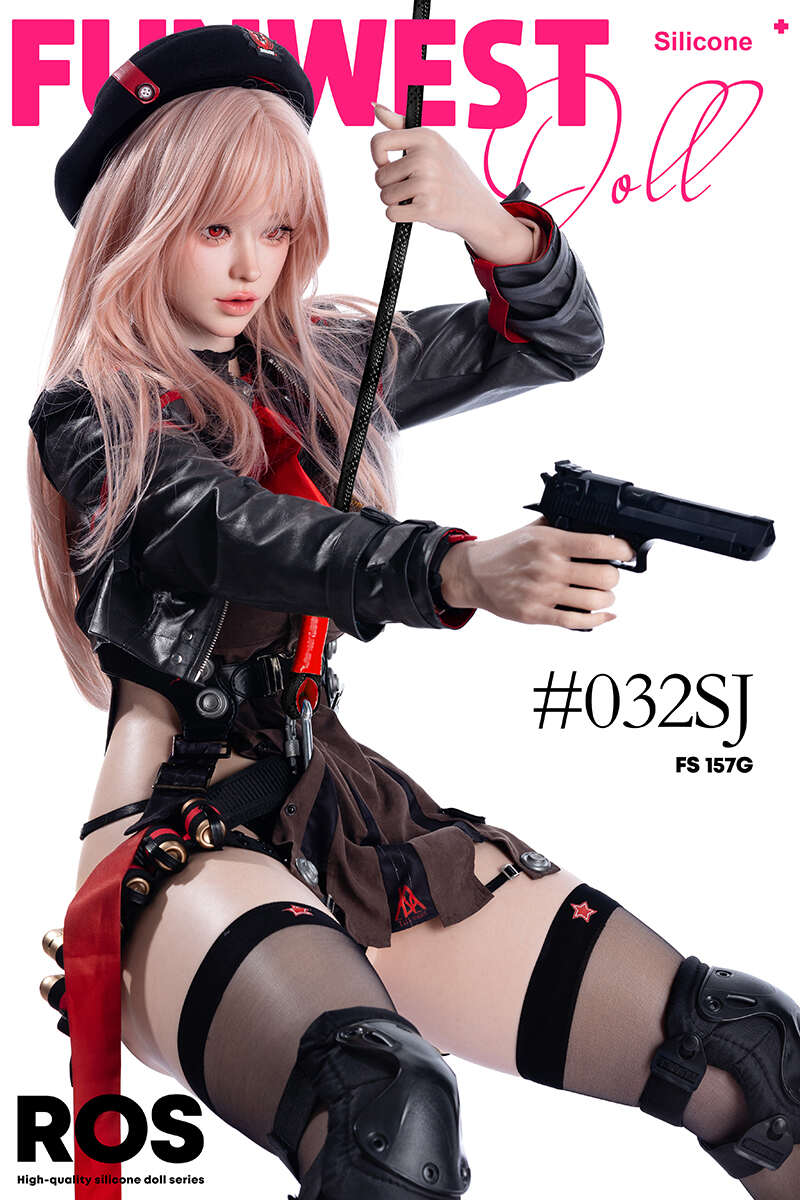 Cosplay Love doll Elena als starke Agentin mit Pistole