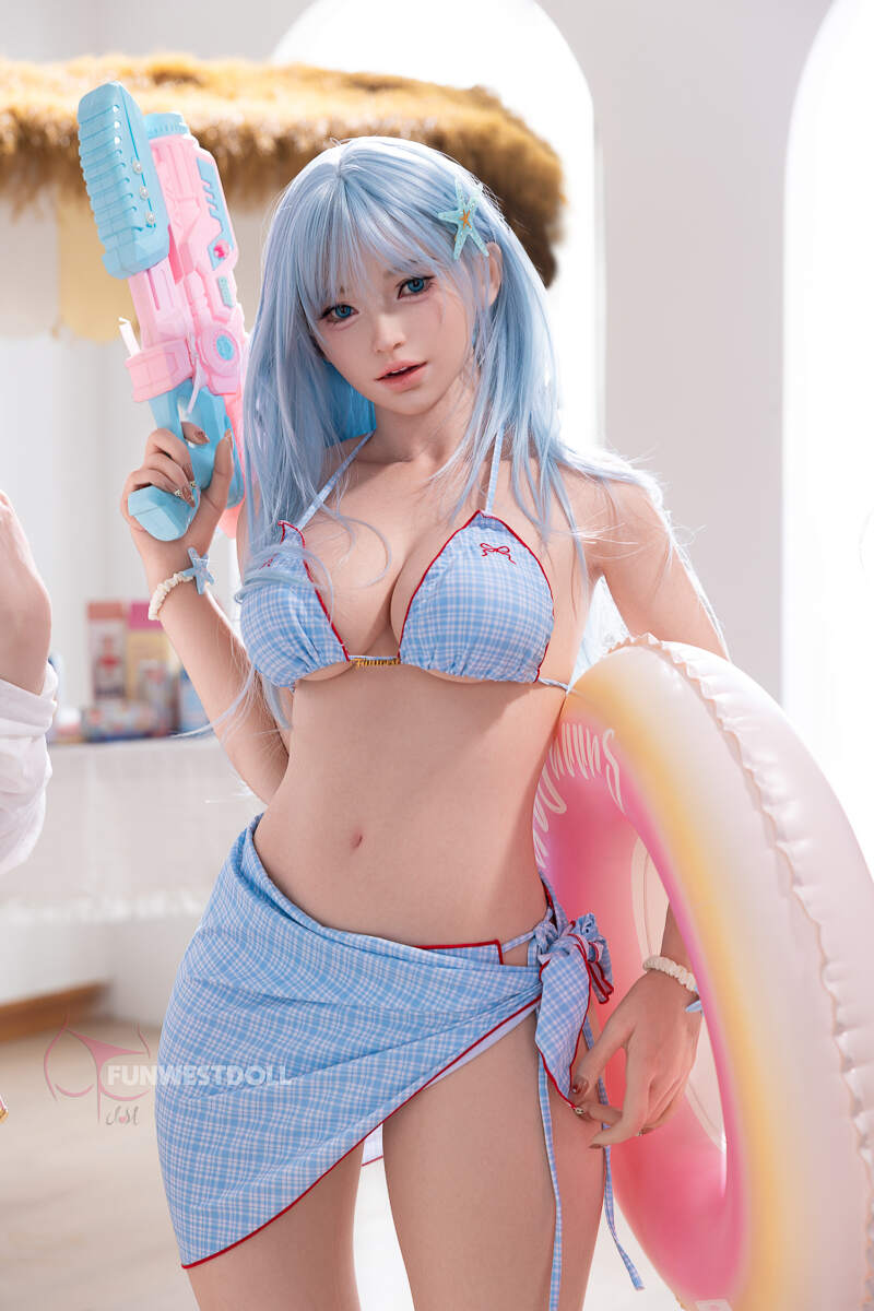 Real sex doll Elvire mit blauem Bikini und hellblauen Haaren am Pool
