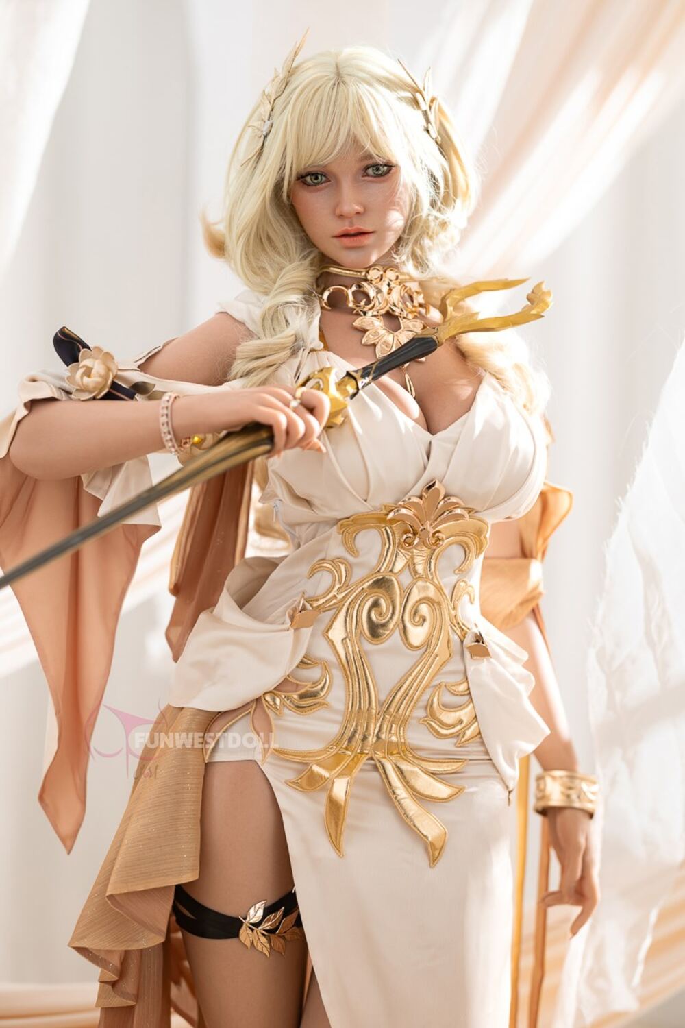 Realistische Fantasy Sexdoll Mona im gold-weißen Kriegerinnen-Look mit Zepter