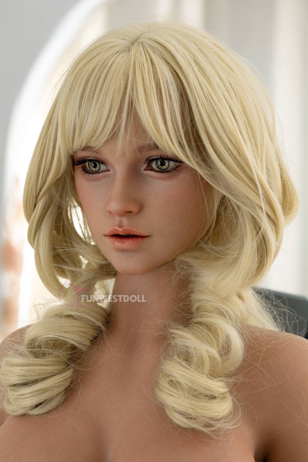 Silikon sex doll Mona Porträt mit weichen Gesichtszügen und blondem Haarstil