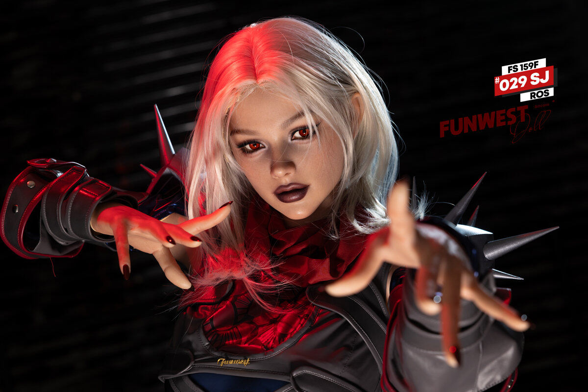 Nahaufnahme der Phoenix Doll mit silbernem Haar, markantem Gesicht und Cyberpunk-Ästhetik