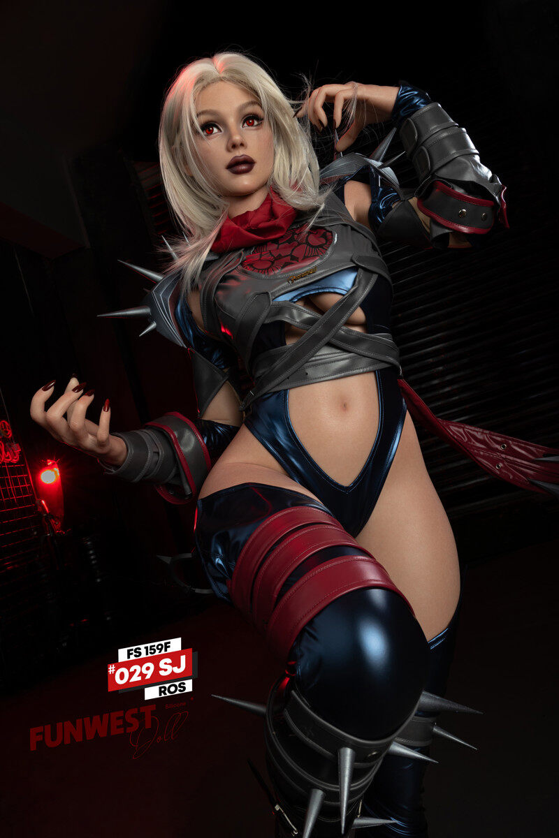 Real Doll Phoenix mit weißblonden Haaren, dunklem Fantasy-Kostüm und markanter Krieger-Optik