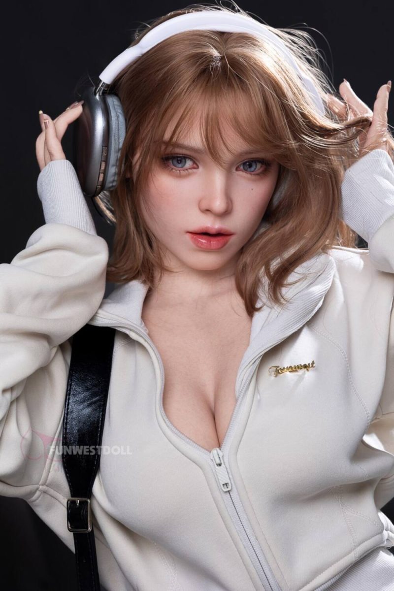 Real sexdoll Thalia mit Kopfhörern und weißem Hoodie