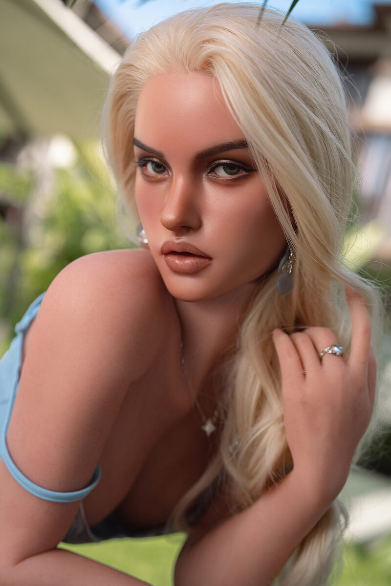 Gesichtsporträt einer Real doll mit klaren blauen Augen und feinen Hautdetails