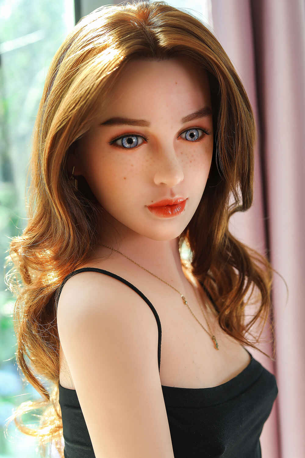 hyperrealistische sexpuppe mit zarten Sommersprossen