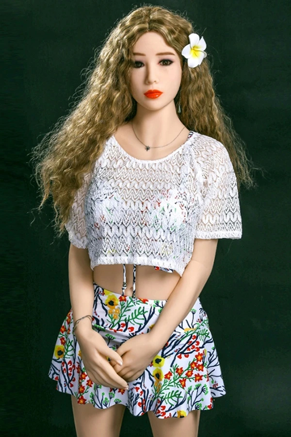 Real sex doll Kallie mit langen Locken und tropischem Sommeroutfit in Frontansicht