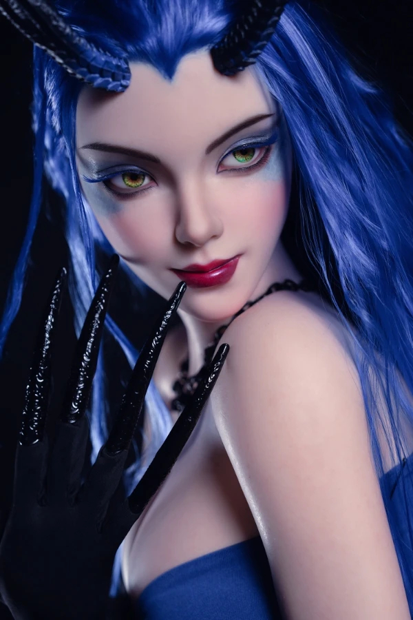 Nahaufnahme einer Sexpuppe mit blauen Haaren und rotem Lippenstift