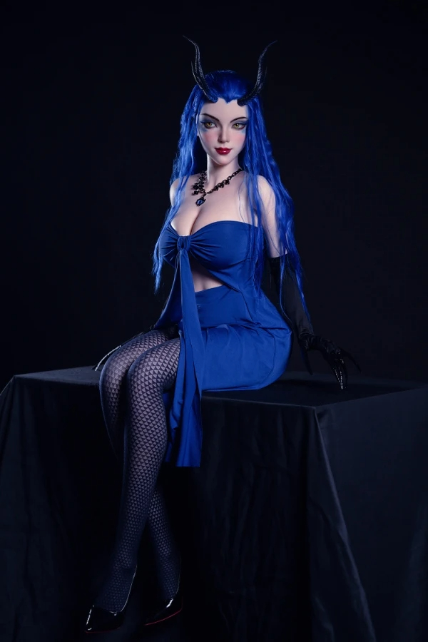 Sitzende Sex doll im langen Kleid, Anime und Cosplay Look
