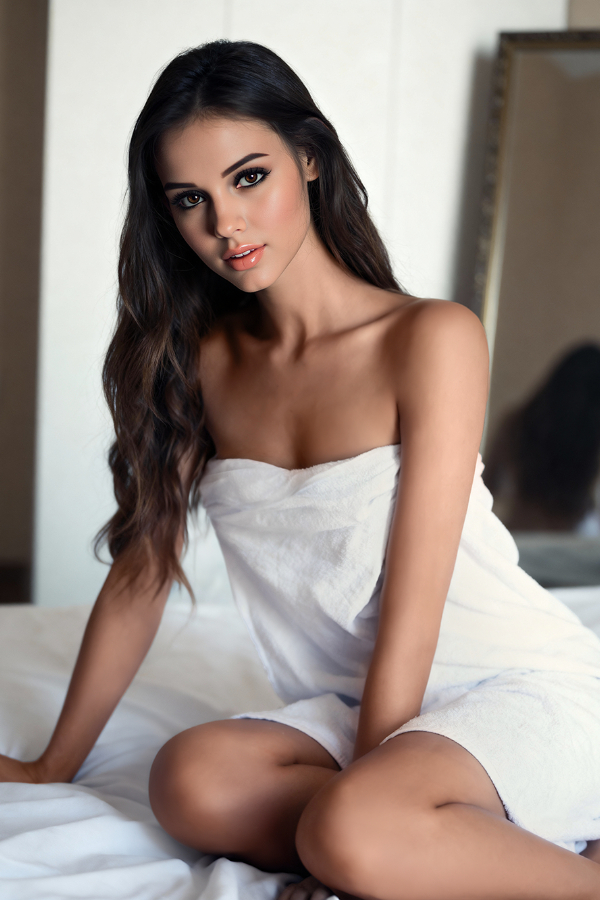 Erschwingliche hochwertige sex doll Rosalie mit braunen Augen und langen welligen Haaren
