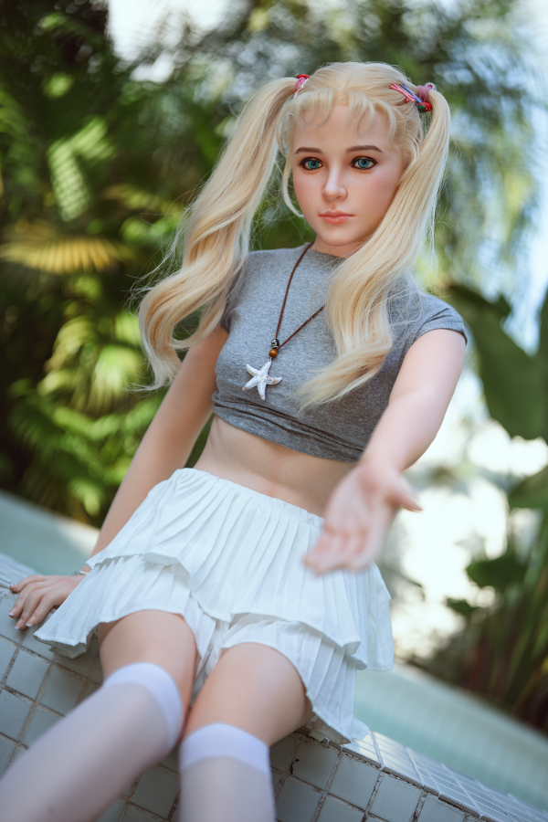 Blonde Real doll Xiannv mit langen blonden Haaren und sanften Gesichtszügen