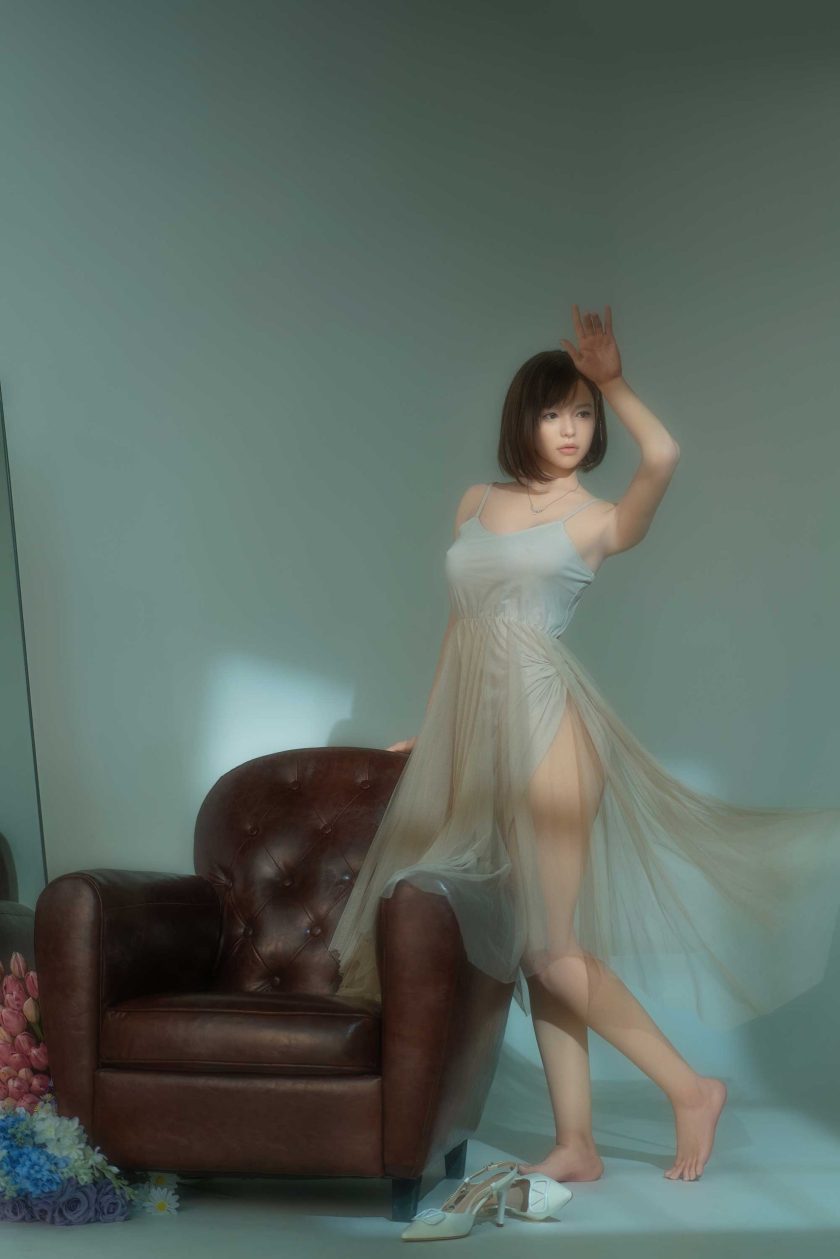 luxus Silikon-Sexpuppe mit transparentem Kleid und eleganter Erscheinung